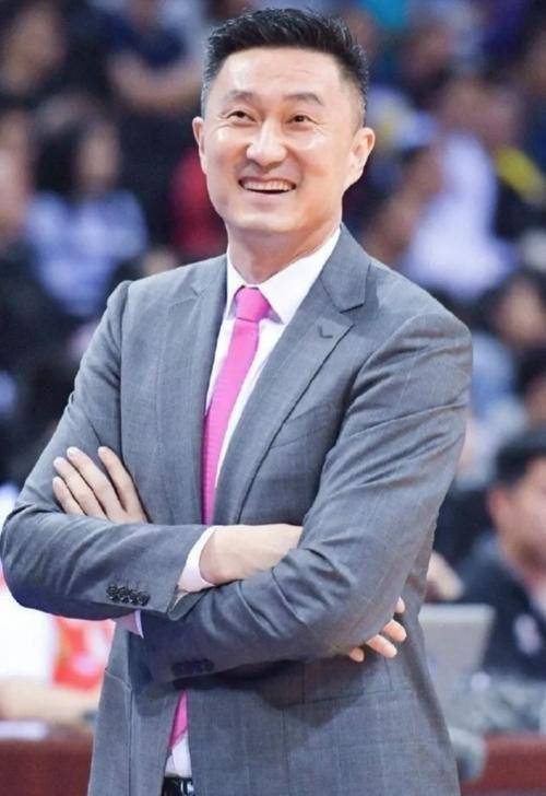 广东队球员表现亮眼,赢得粉丝支持的简单介绍 广东队球员表现亮眼,赢得粉丝支持的简单介绍