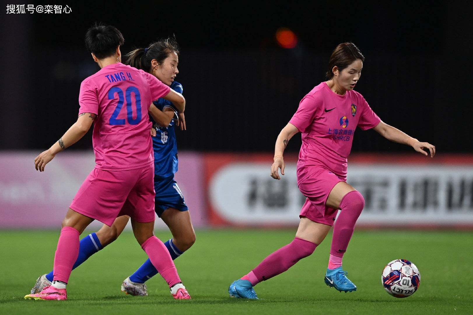 爱游戏tv-包含女足赛场火爆上演，技战术配合出彩连胜领先的词条